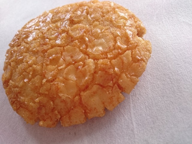 秋田いなふく米菓「ぼたん進物」醤油を焦がしたような香ばしさが特徴の大判煎餅 – お土産まいり
